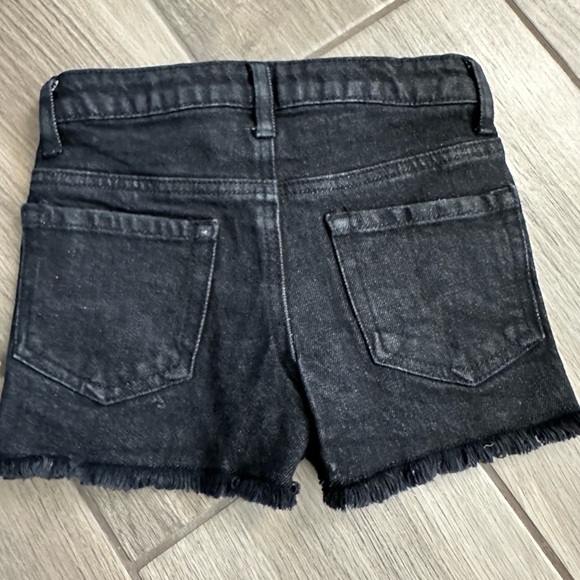 Little Girls Black distressed jeans shorts, size 6 - Picture 3 of 3